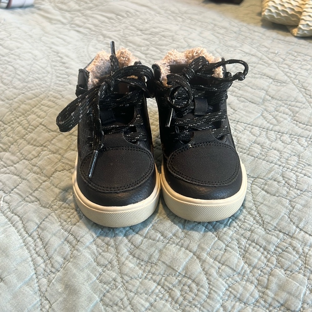 Osh kosh baby/toddler boots size 4m